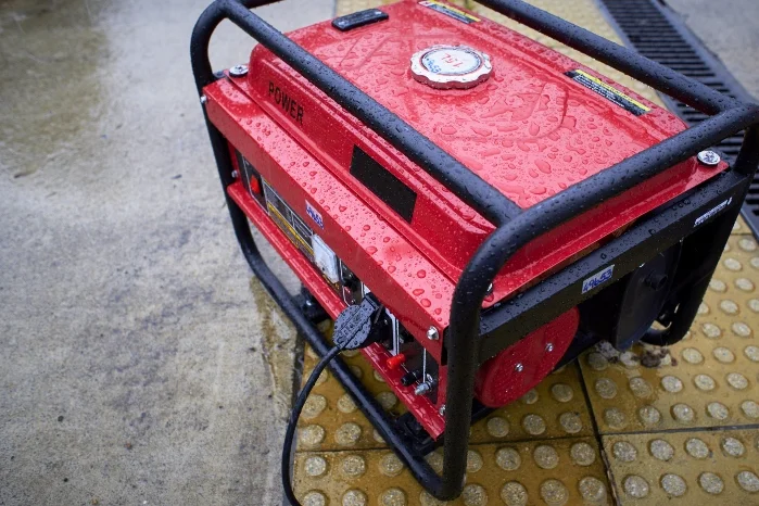Roter Stromgenerator im Freien