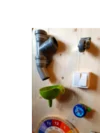 Ein selbstgebautes Spielbrett aus Holz