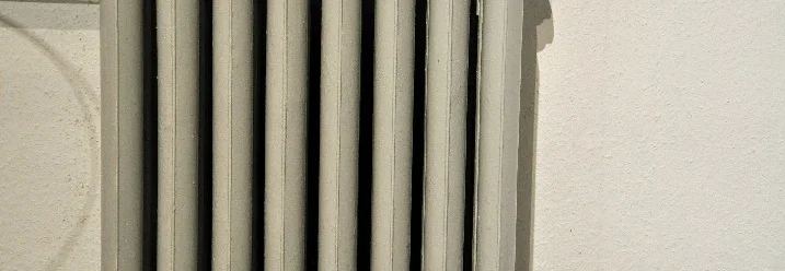 Weißer Heizkörper an einer Wand