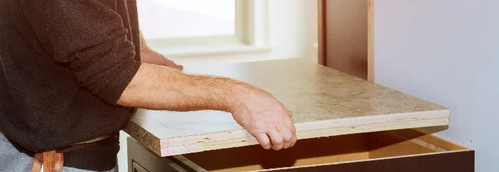 Person montiert Arbeitsplatte