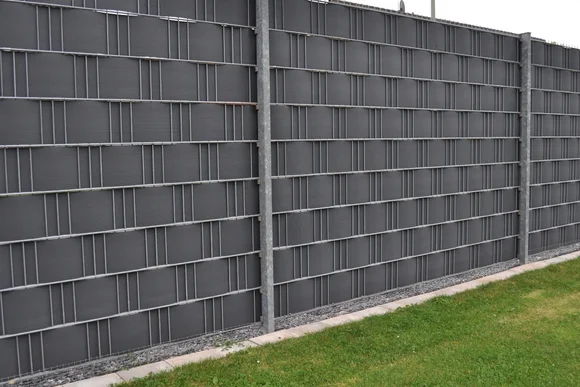 Moderner Sichtschutzzaun aus Metall