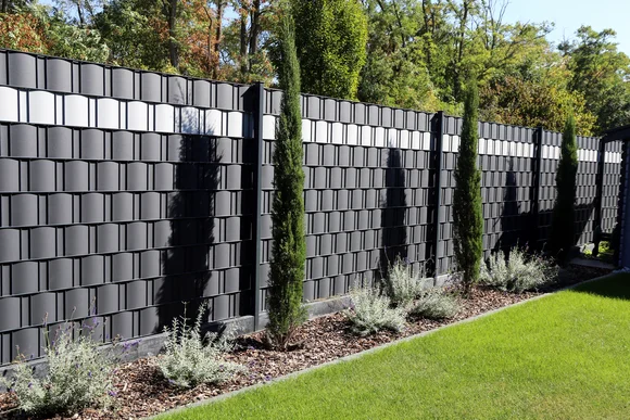 Gartenzaun mit Sträuchern
