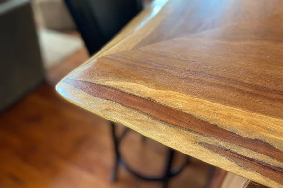 Ecke einer Tischplatte aus Holz