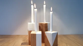 Fünf brennende Kerzen auf Holzständern
