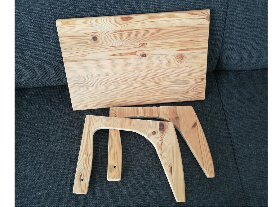 Tischplatte und Tischbeine aus Holz