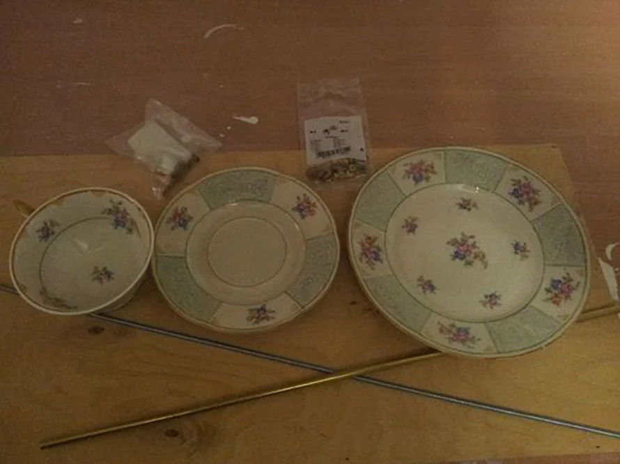 Blumenporzellan und Metallstangen