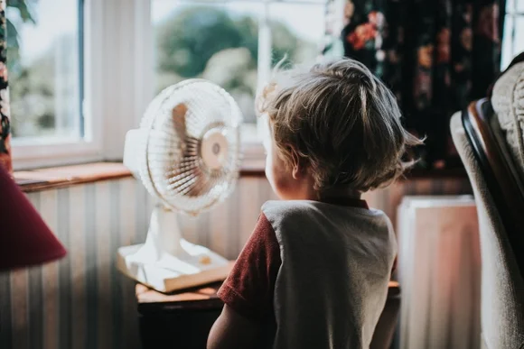 Kind vor Ventilator