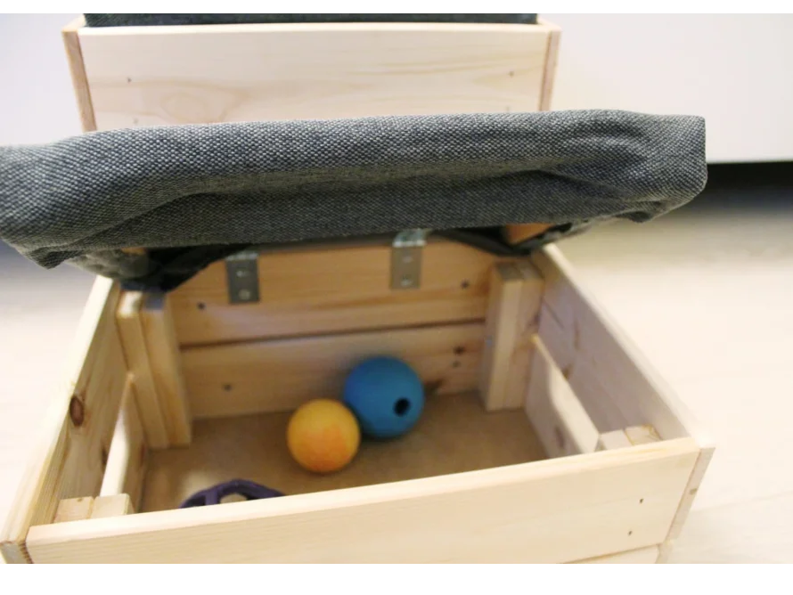 Offene Holztruhe mit Spielzeug