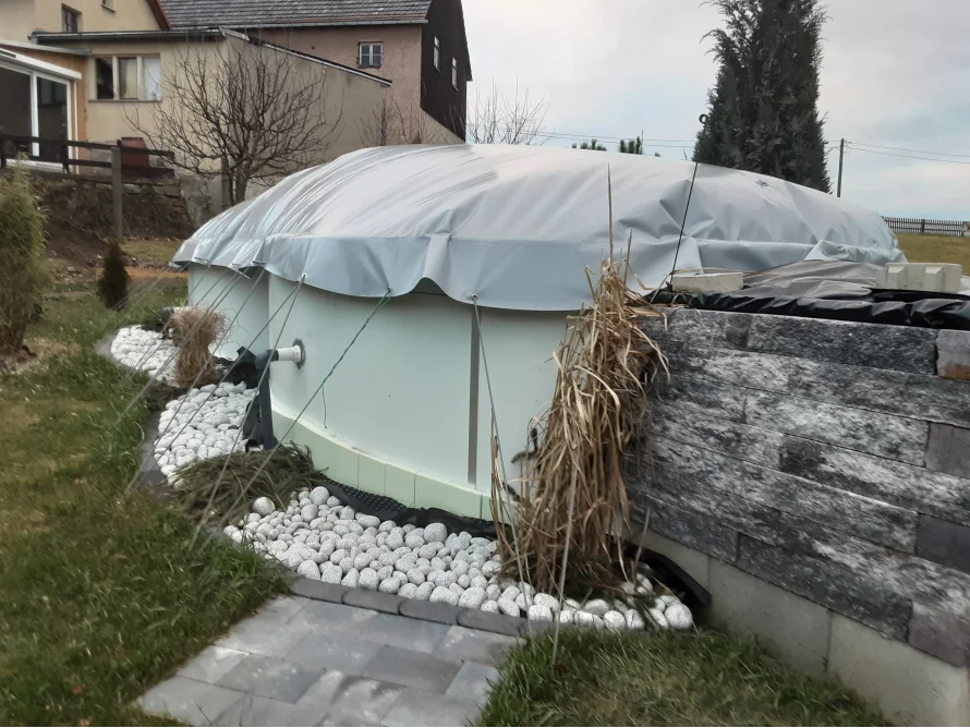 Abgedeckter Pool im Garten