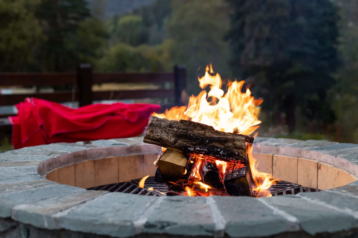 Knisterndes Lagerfeuer in einer Feuerstelle