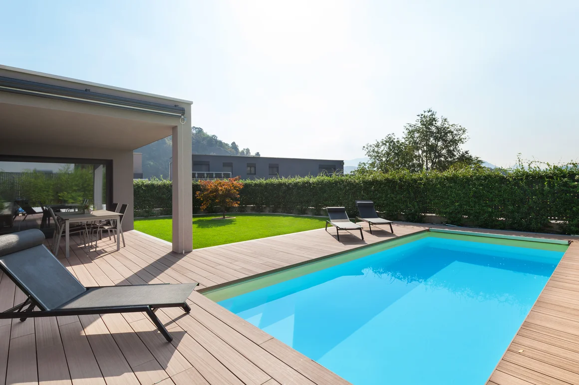 Moderner Pool im Garten