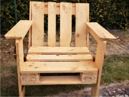 Stuhl aus Holz