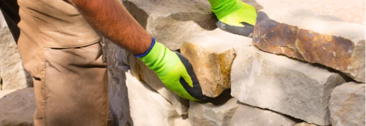 Person baut eine Trockenmauer