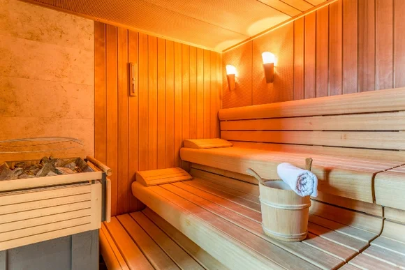 Leere Sauna aus Holz mit Aufgusskübel