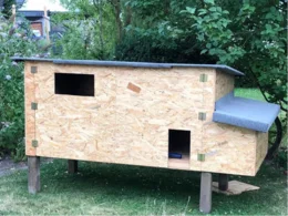 Hühnerstall aus Holz auf Stelzen