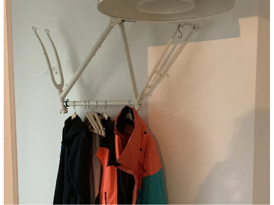 Upgecycelter Fahrradrahmen als Kleiderständer