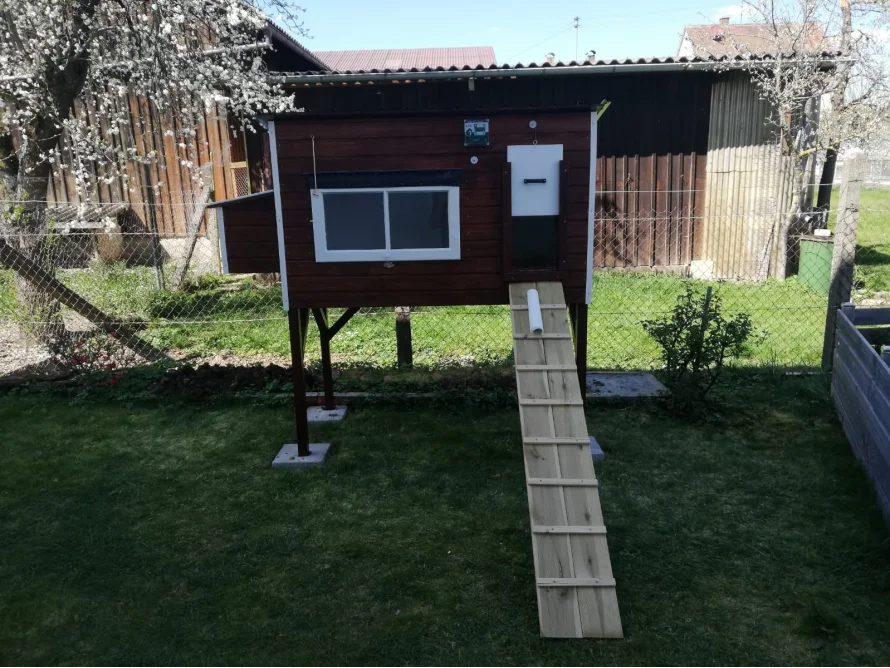 Hühnerstall aus Holz mit Rampe