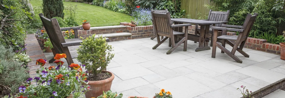 Gepflasterte Terrasse mit Gartenmöbeln