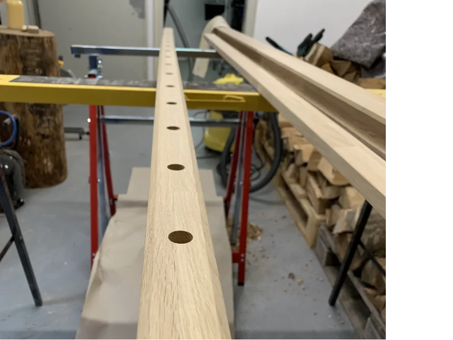 Holzbalken mit Bohrlöchern