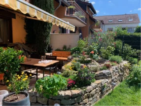 Blühender Garten mit Sitzecke
