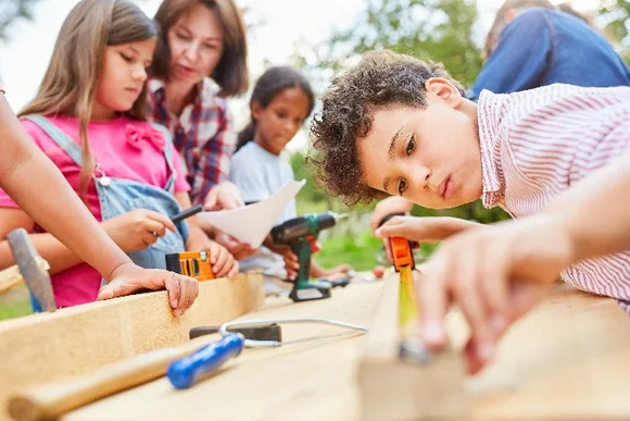 Kinder bauen mit Holz