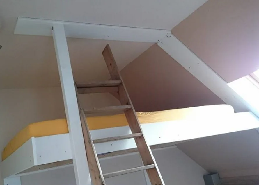 Hochbett mit Holzleiter