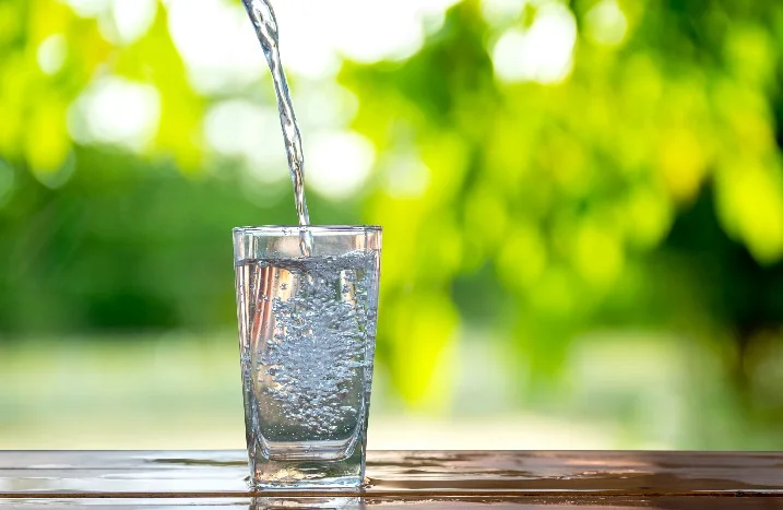 Wasser wird in ein Glas gegossen