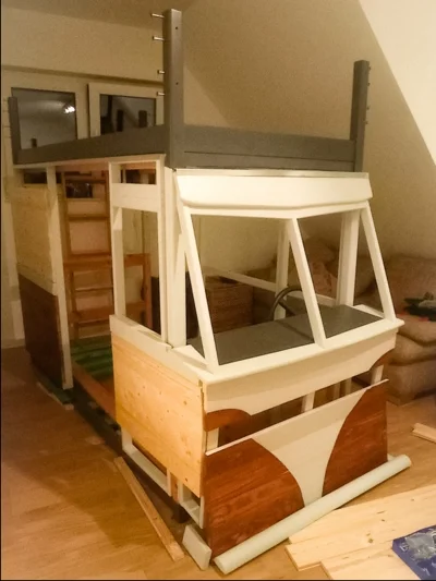 Unfertiges Hochbett in Form eines Busses