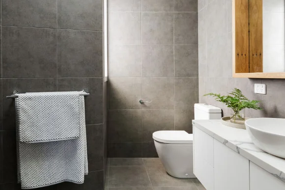 Modernes Badezimmer mit grauen Fliesen