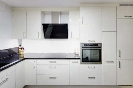 Moderne Küche mit weißen Schränken