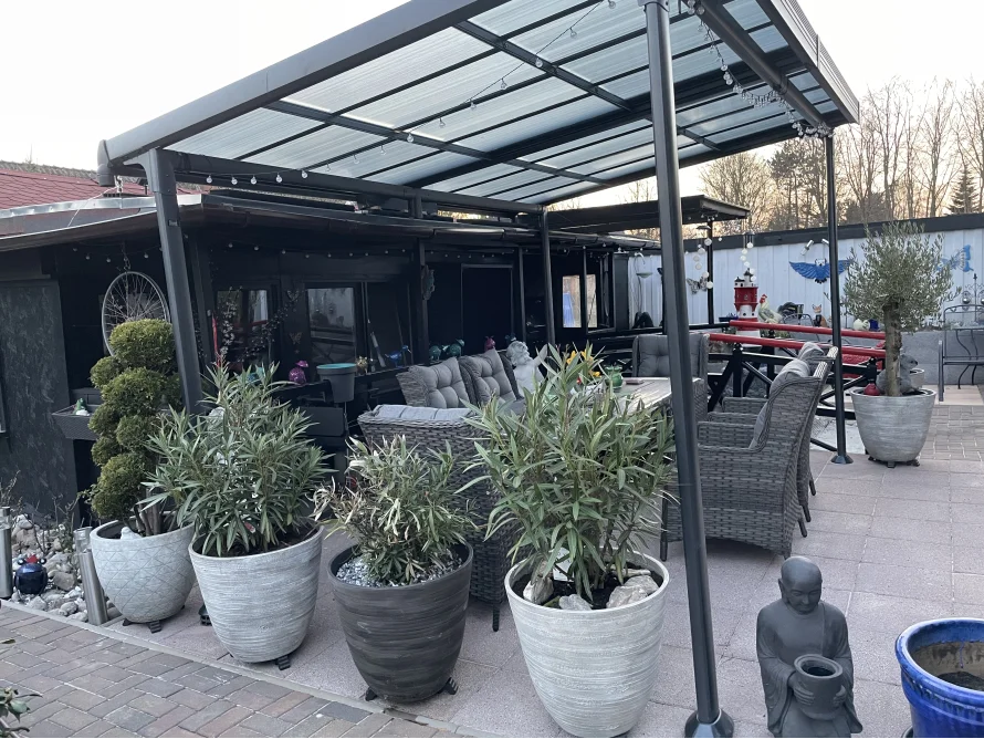 Gepflasterte Terrasse mit Überdachung