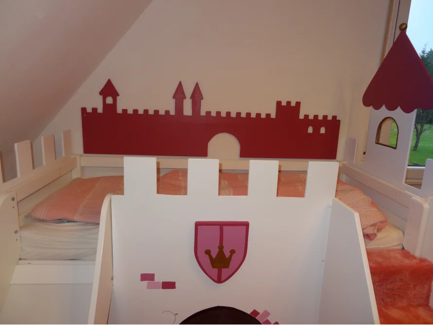 Hochbett im Stil einer Burg