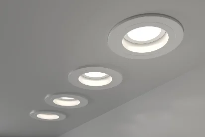 Vier LED-Deckenleuchten