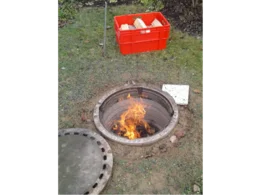 Feuer brennt in einem Loch im Boden