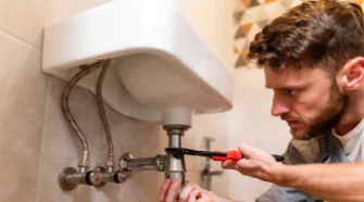 Person repariert Siphon