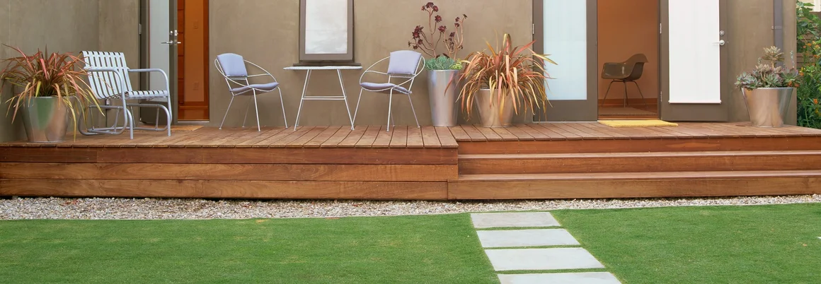 Holzterrasse mit Gartenmöbeln