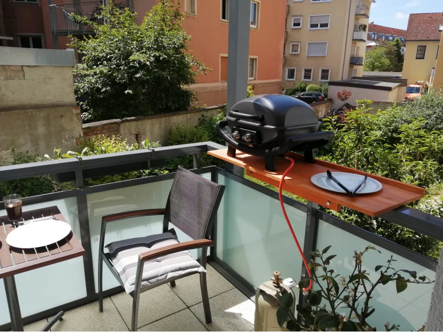 Balkon mit Grill auf einem Tischchen