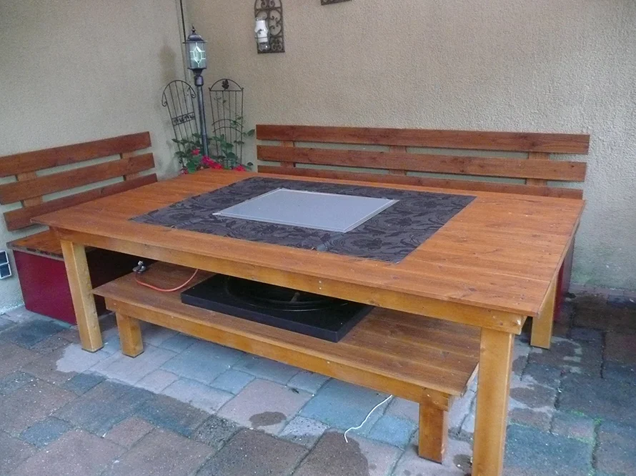 Riesen Grilltisch mit integrierter Feuerstelle