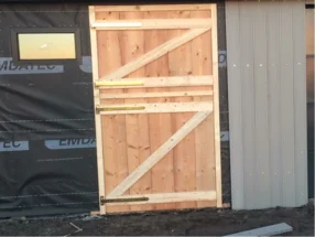 Holztür mit Z-Verstrebung