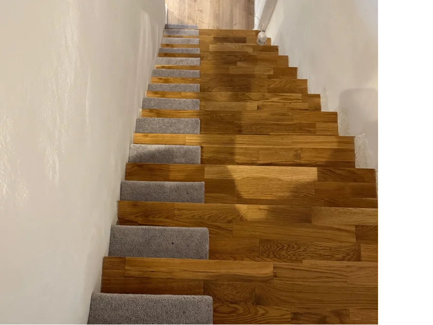 Holztreppe mit Teppichstufen