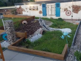 Steingarten mit Holzumrandung