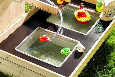 Hölzerner Wasserspieltisch mit Spielzeug