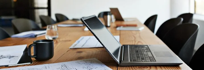 Laptop auf Konferenztisch