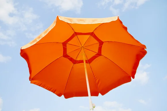 Orangener Sonnenschirm von unten