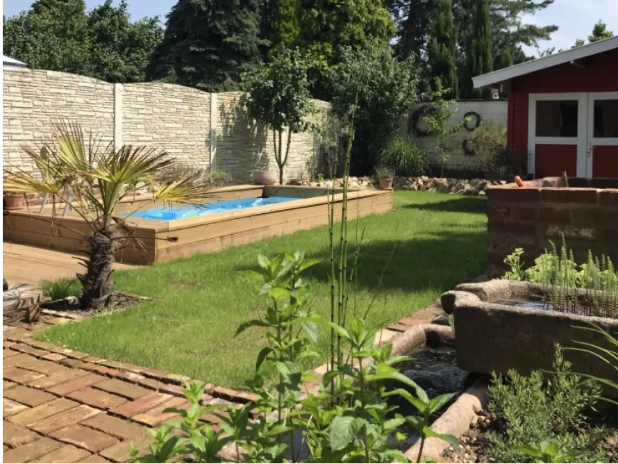 Garten mit Pool und Gartenhaus