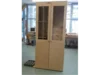 Hölzerner Schrank mit Glastüren
