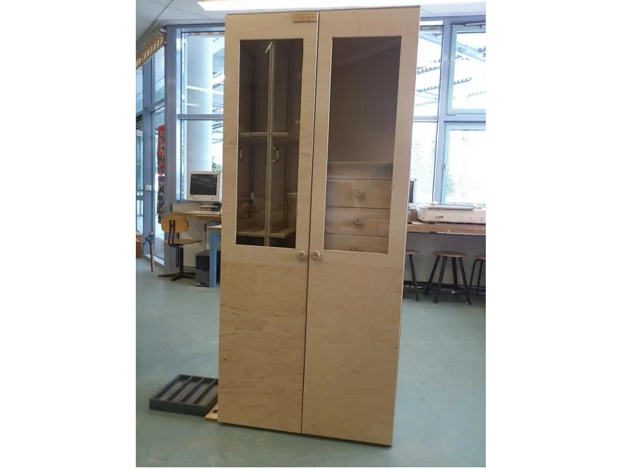 Hölzerner Schrank mit Glastüren