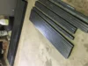 Schwarze Metallstangen auf Betonboden