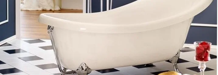 Freistehende, weiße Badewanne mit Füßen