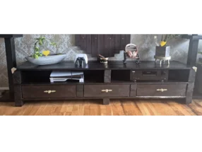 Dunkles Fernsehlowboard mit Deko